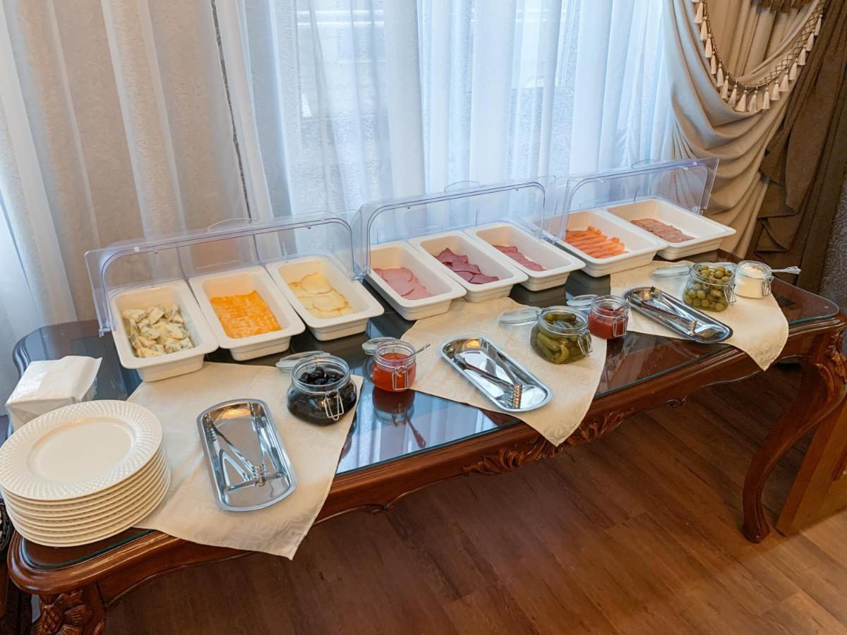 Gregory Boutique Hotel คีชีเนา ภายนอก รูปภาพ A buffet at a hotel