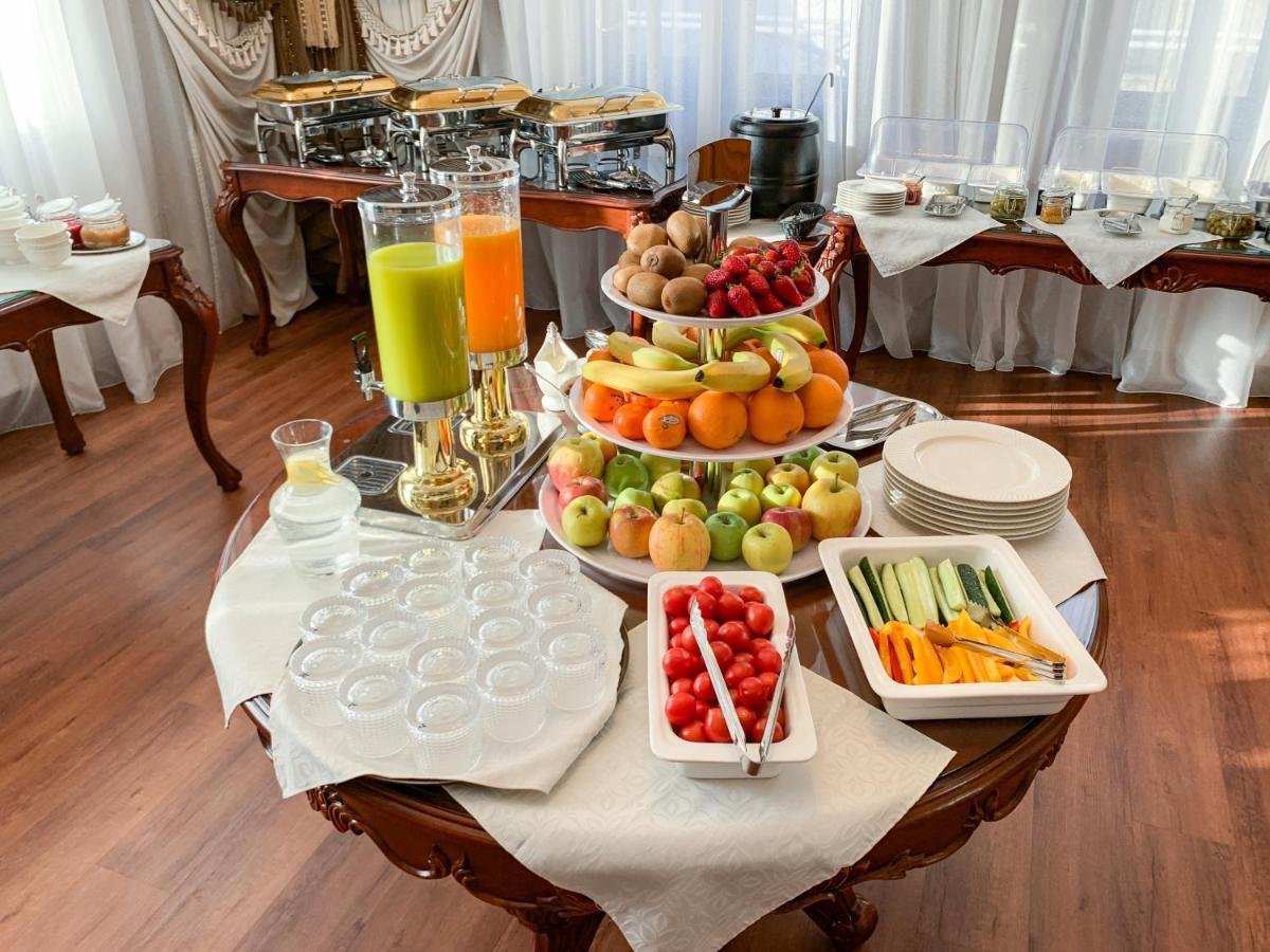 Gregory Boutique Hotel คีชีเนา ภายนอก รูปภาพ A buffet at a hotel