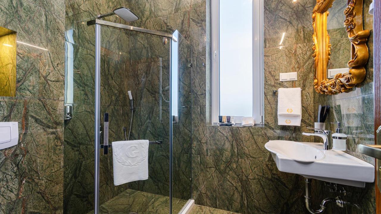 Gregory Boutique Hotel คีชีเนา ภายนอก รูปภาพ A shower enclosure