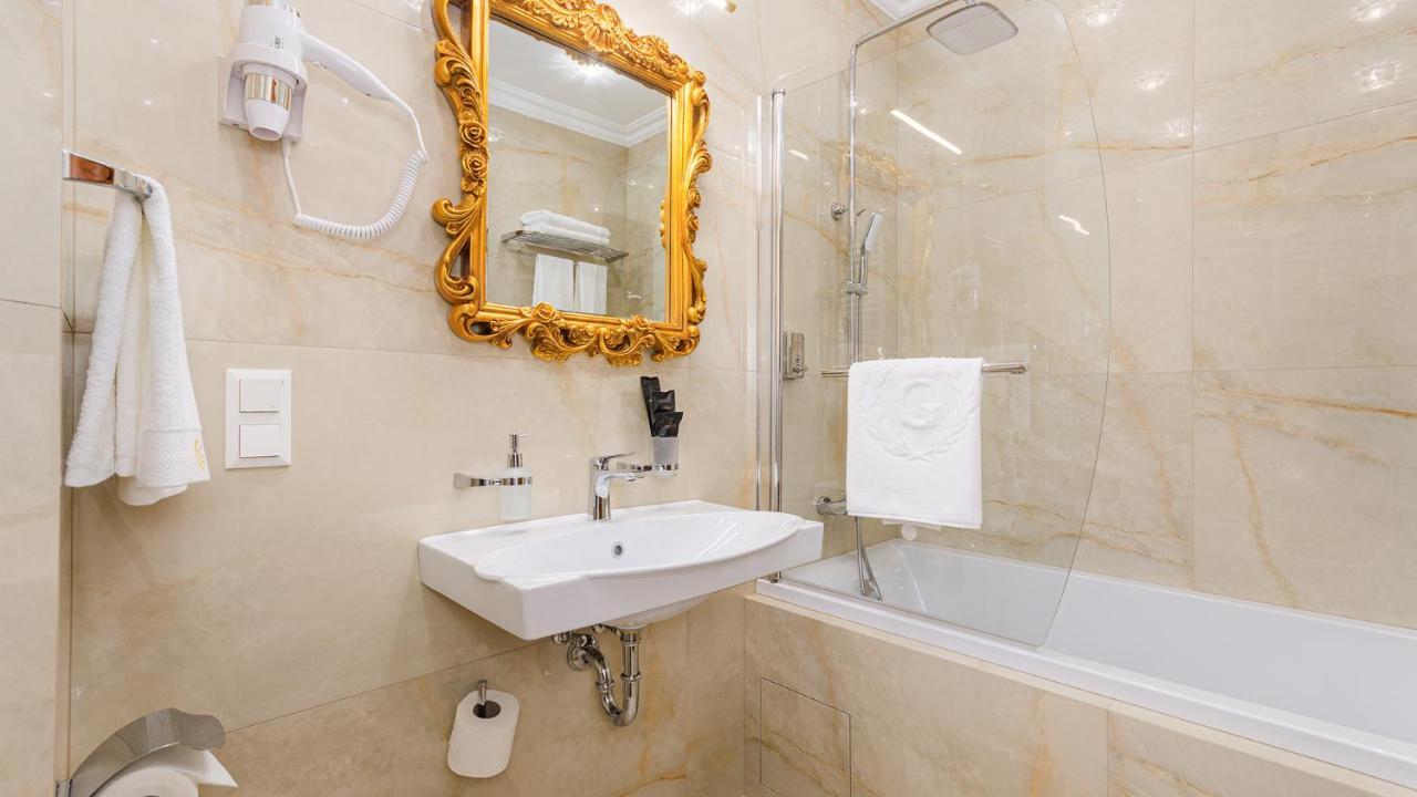 Gregory Boutique Hotel คีชีเนา ภายนอก รูปภาพ Bathroom with shower screen