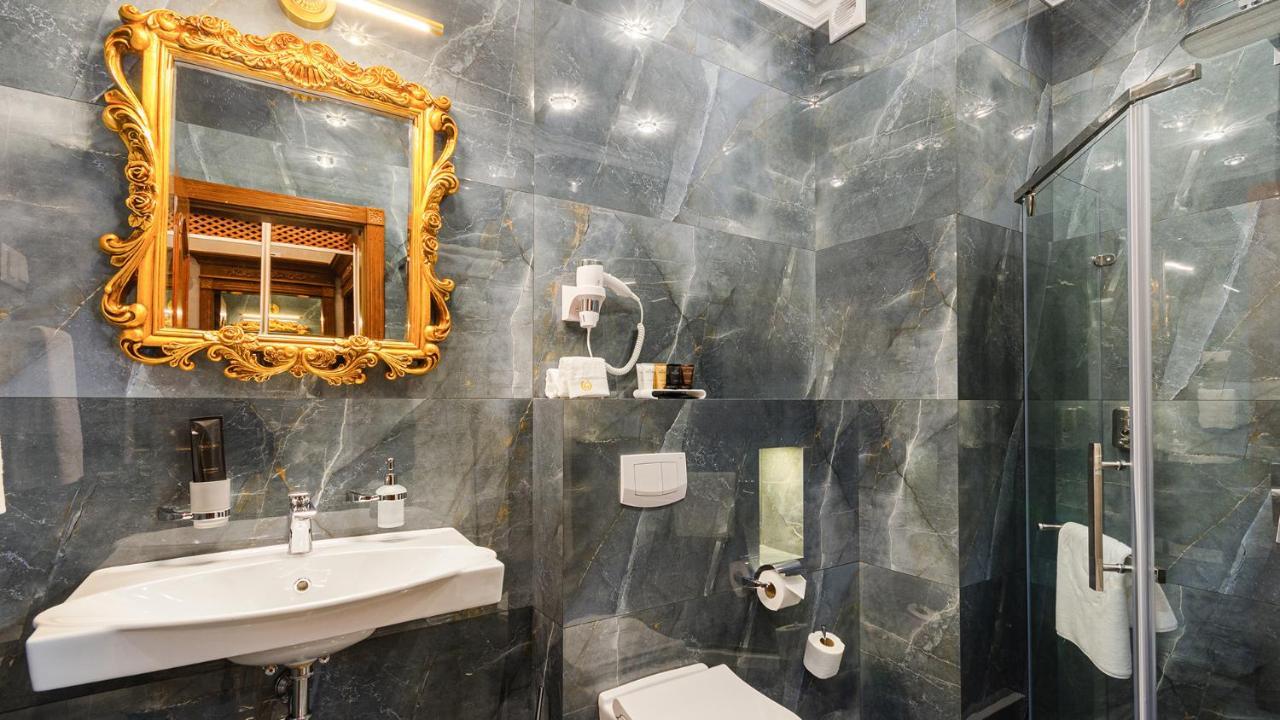 Gregory Boutique Hotel คีชีเนา ภายนอก รูปภาพ Bathroom with marble walls