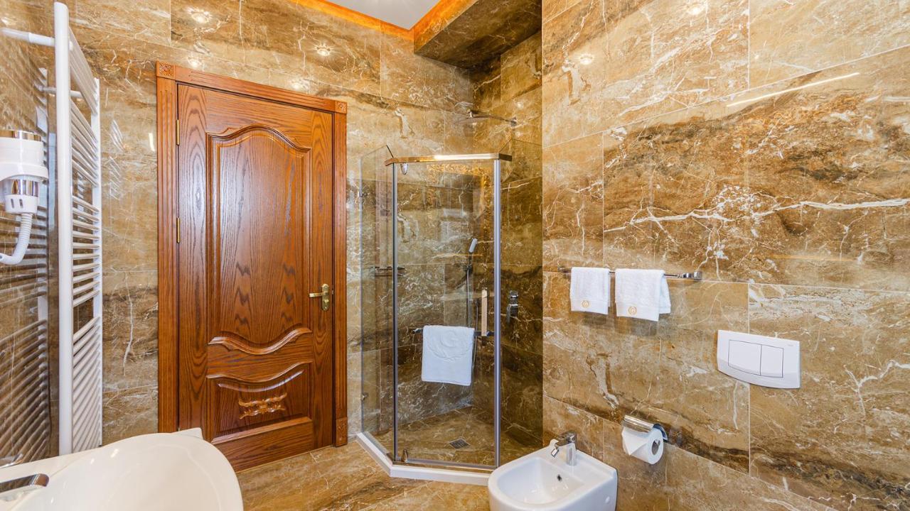 Gregory Boutique Hotel คีชีเนา ภายนอก รูปภาพ A shower enclosure