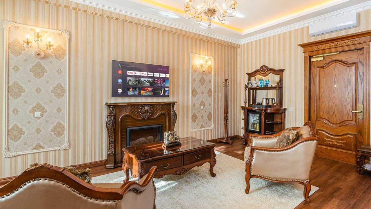 Gregory Boutique Hotel คีชีเนา ภายนอก รูปภาพ A living room with a fireplace