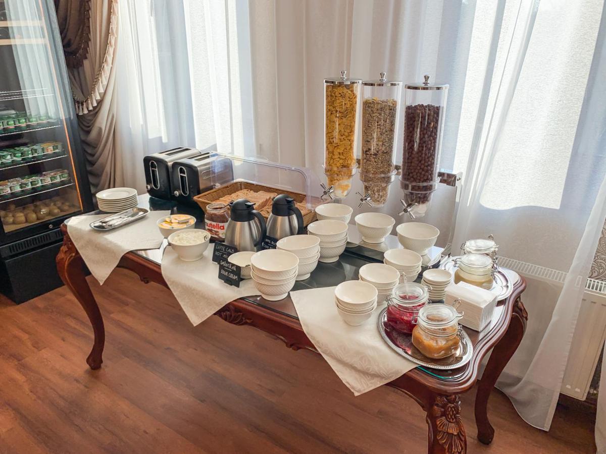 Gregory Boutique Hotel คีชีเนา ภายนอก รูปภาพ A breakfast buffet