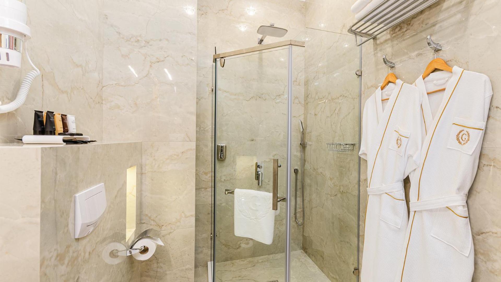 Gregory Boutique Hotel คีชีเนา ภายนอก รูปภาพ A shower with a sliding door
